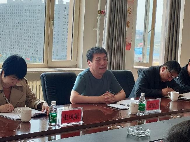 几个人在桌子前
描述已自动生成