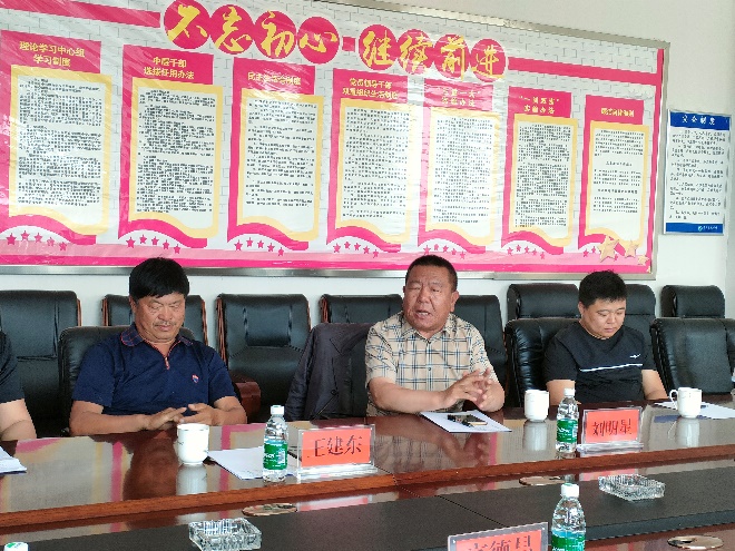 一群人坐在桌子前
描述已自动生成