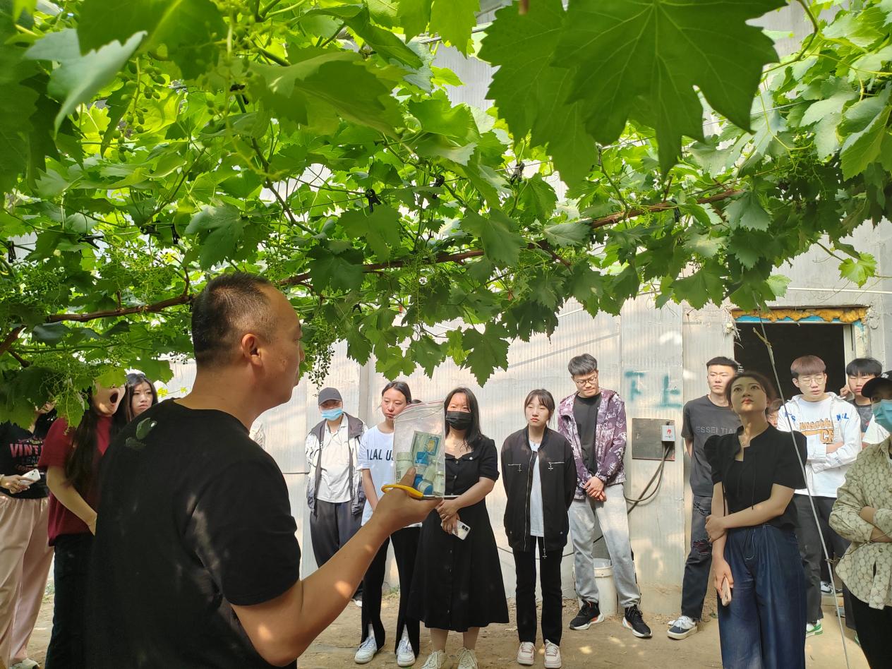 郭总为学生们讲解